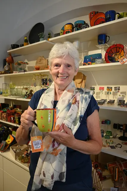 "Ich dachte mir, anschauen kann ich mir es ja mal.", so startete Gertrude Potocnik ihren Einstieg ins Ehrenamt beim Weltladen. | Foto: Königer