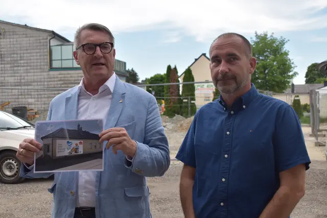 Alfred Kollar stellte erste Ideen für die Neugestaltung am Hauptplatz vor. | Foto: MeinBezirk/Michael Strini