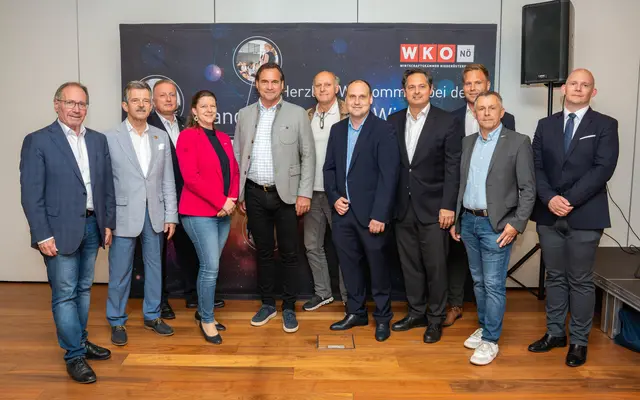Bundesinnungs- und Landesinnungsmeister Harald Schinnerl (Metalltechnik);
Bezirksstellenausschussmitglied Johann Figl; Ausschussmitglied Hermann Eschbacher
(Maschinen- u. Technologiehandel und Mechatronik); Bezirksvorsitzende Linda Bläuel (Frau 
in der Wirtschaft); WKNÖ-Bezirksstellenobmann Christian Bauer; Obmann-Stellvertreter 
Ludwig Krenn (Einrichtungsfachhandel); Arnold Buchmayer (AMS Tulln); Wirtschaftsstadtrat 
Lucas Sobotka; Markus Sulzer (RIZ UP); Rene Strametz (AK Tulln); Florentin Hutterer in 
Vertretung des Bezirkshauptmannes | Foto: Denise Grünberger