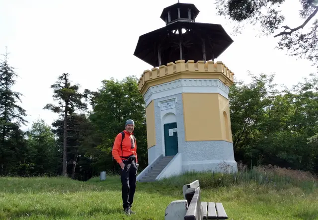 Die Donauwarte steht hoch über der Donau auf dem Braunsdorfer Berg.