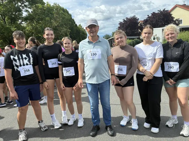 Diakon Willi Brunner und seine Schüler und Schülerinnen freuen sich auf einen fairen Wettkampf. | Foto: Anna Maria Kaufmann