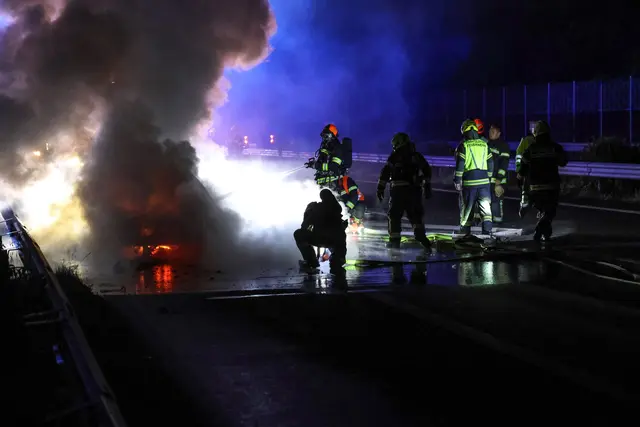 Nicht mehr viel übrig: Ein Pkw brannte auf der A25 bei Weißkirchen komplett aus. | Foto: laumat.at