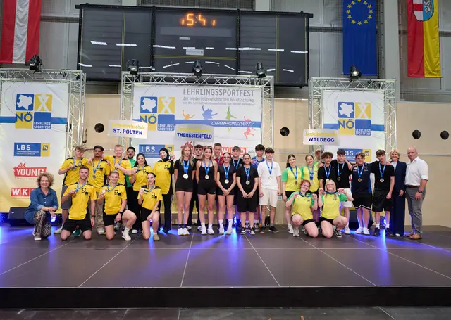 Pendelstaffellauf Mixed: LR Christiane Teschl-Hofmeister, 2. Platz LBS St. Pölten, 1. Platz LBS Theresienfeld, 3. Platz LBS Waldegg, Alexandra Höfer (WK NÖ Direktor Stellvertreterin), Markus Wieser (AKNÖ Präsident) | Foto: NLK Pfeiffer