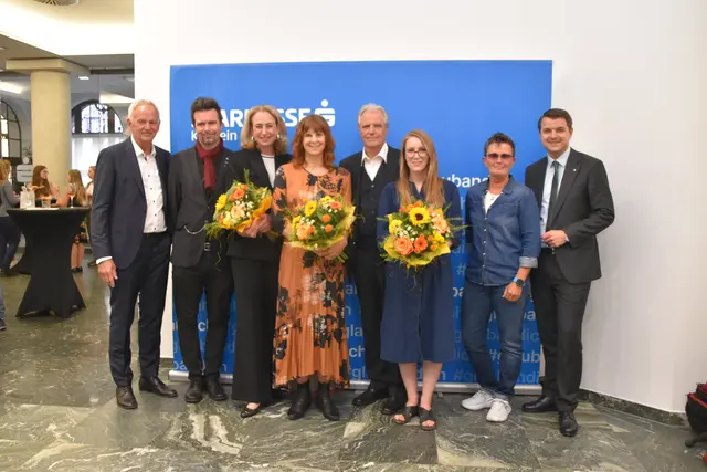 
Vorstandsdirektor Klaus Felderer, Kulturreferent Klaus Reitberger, Stadtamtsdirektorin Fiona Primus, Künstlerin Birgit Dopsch, Kurator Hans-Peter Gruber, Maria Elisabeth Reitberger (Kulturabteilung Stadt Kufstein), Sängerin Heidi Anzinger und Bezirkshauptmann Kurt Berek (v.l.) freuen sich.  | Foto: Barbara Fluckinger