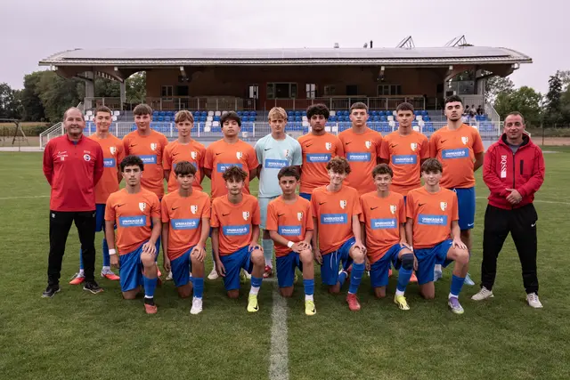 Trainer SPG U-16 Gerersdorf Gerald de Grandi und Co-Trainer Thomas Strubreiter mit der Mannschaft. | Foto: Martin Moser