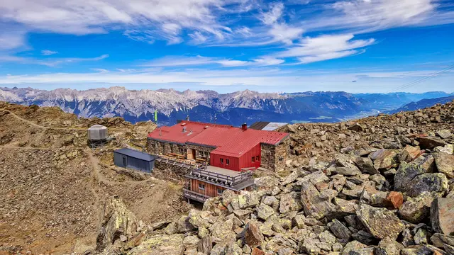 Der bevorstehende Umbau der Glungezer-Hütte zeigt die besonderen Anforderungen des Bauens im Hochgebirge. Auf 2.610 Metern Höhe erschweren extreme Wetterbedingungen mit Windspitzen von bis zu 250 km/h die Arbeiten. | Foto: Stefanos Rauchegger