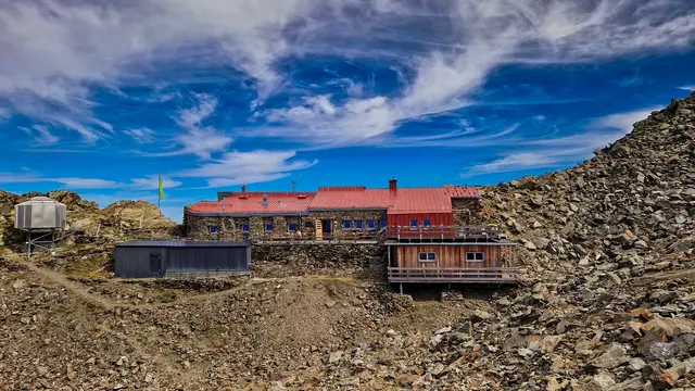 Die Glungezerhütte in Tirol liegt auf 2.610 Metern und ist extremen Wetterbedingungen ausgesetzt. | Foto: Stefanos Rauchegger