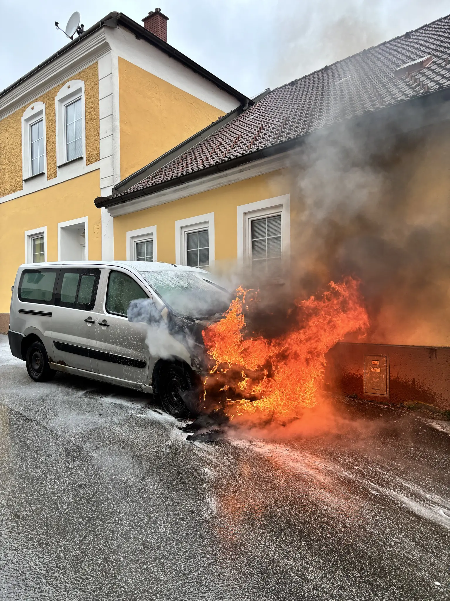 Schlimmeres verhindert: Fahrzeugbrand in Hoheneich: Nachbarn alarmierten ...