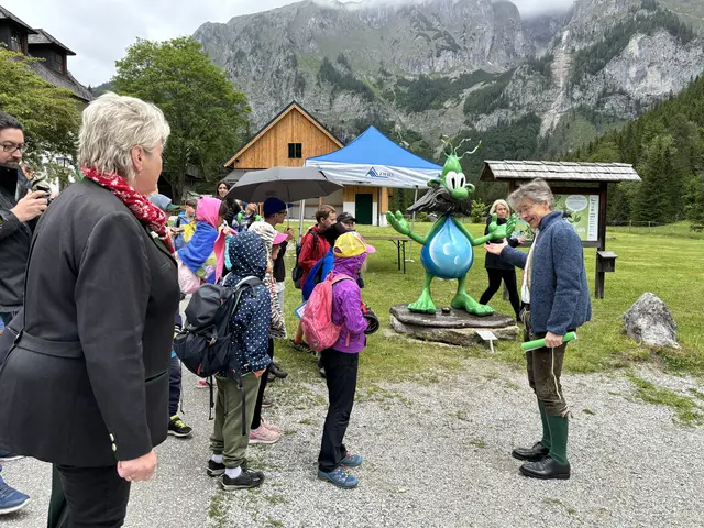 Klaus Zausinger erklärt den Kindern Wissenswertes zum Thema Wasser. | Foto: MeinBezirk/Angelika Kern