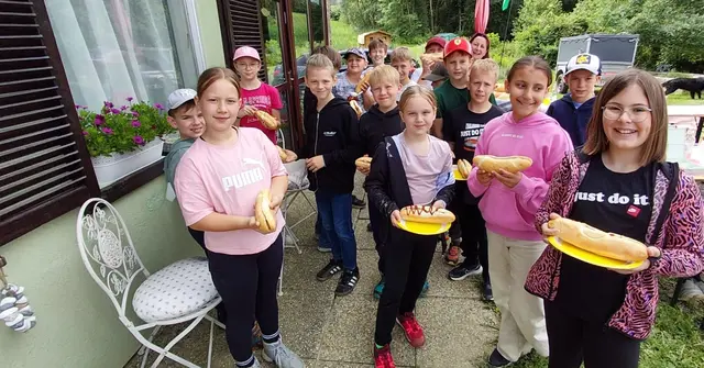 Zum Abschluss freuten sich alle Beteiligten über selbst vorbereitete Nistkästen und eine gemütliche Stärkung mit regionalen Köstlichkeiten. | Foto: MeinBezirk