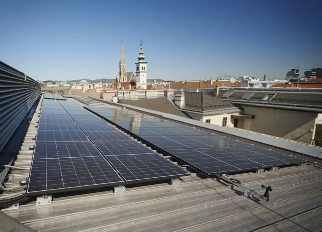 Die neue PV-Anlage ist von den umliegenden Dächern aus nicht sichtbar.  | Foto: Wien Energie