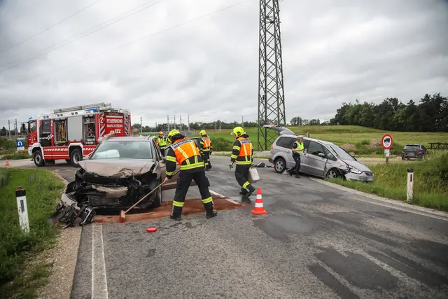 Im Kreuzungsbereich Paschinger Straße/Eichenstraße in Marchtrenk forderte ein Pkw-Crash zwei Verletzte. | Foto: laumat.at