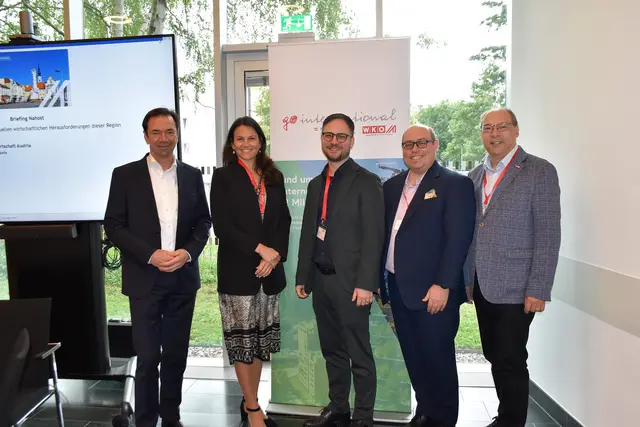 David Bachmann (Ukraine), Eva Maria Weithaler (Israel), Philipp Winkler (Iran), Christoph Pfeifer (Saudi-Arabien) und Patrick Hartweg, Leiter der Abteilung Außenwirtschaft in der Wirtschaftskammer NÖ.
 | Foto: WKNÖ