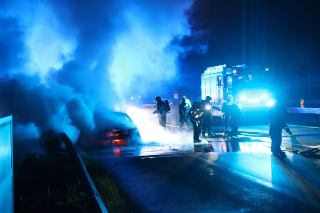 Nicht mehr viel übrig: Ein Pkw brannte auf der A25 bei Weißkirchen komplett aus. | Foto: laumat.at