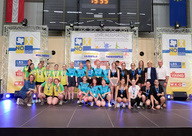 Pendelstaffellauf Mädchen: LR Christiane Teschl-Hofmeister, 2. Platz LBS Waldegg, 1. Platz LBS Lilienfeld, 3. Platz LBS Theresienfeld, Alexandra Höfer (WK NÖ Direktor Stellvertreterin), Markus Wieser (AKNÖ Präsident) | Foto: NLK Pfeiffer