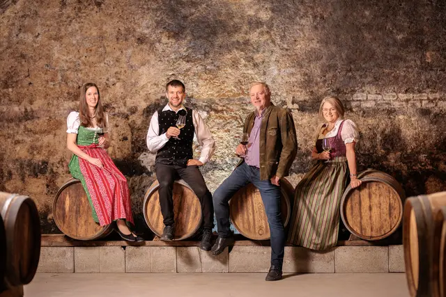 Familie Wertek im Weinkeller. | Foto: Weingut Schlossberg