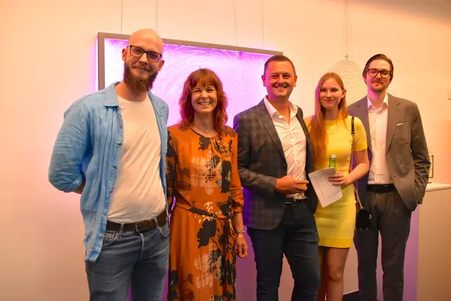 Manuel Dopsch, Birgit Dopsch, Patrick Zillner, Lisa Suitner und Dominik Anker (v.l.) vor einem der Kunstwerke.  | Foto: Barbara Fluckinger