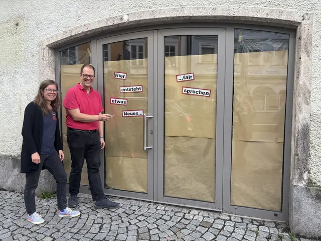 Schärdings Weltladen-Geschäftsführerin Claudia Diesenberger und Florian Baumgartner vom Verein Fair leben und handeln vor dem neu entstehenden Geschäft am Oberen Stadtplatz 41. | Foto: MeinBezirk/Michelle Bichler