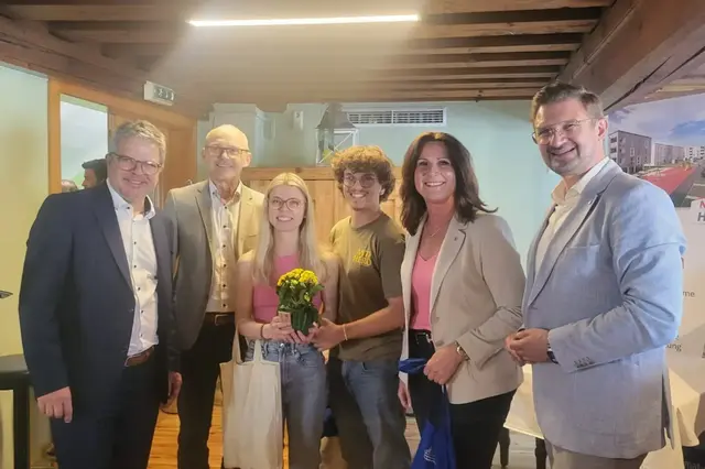 Geschäftsführer Neue Heimat Robert Oberleitner, Bgm. Wolfgang Kreinecker, die neuen Mieter Penelope Hemmelmayr und Simon Oberhammer, 2. Landtagspräsidentin Sabine Binder, Bgm. Christian Penn | Foto: FPÖ GR/EF