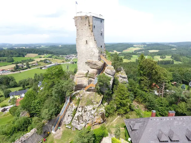 Stockzahn im Waldviertel: Fünfeckig und 25 Meter hoch ist diese, einem Stockzahn ähnliche Ruine. Ende des 12. Jahrhunderts ließ Hadmar von Kuenring die Burganlage auf einem riesigen Granitfelsen errichten. Von 1277 bis 1593 war die Ruine Sitz des Landesgerichtes. | Foto: Verschönerungs- &amp; Dorferneuerungsverein Arbesbach