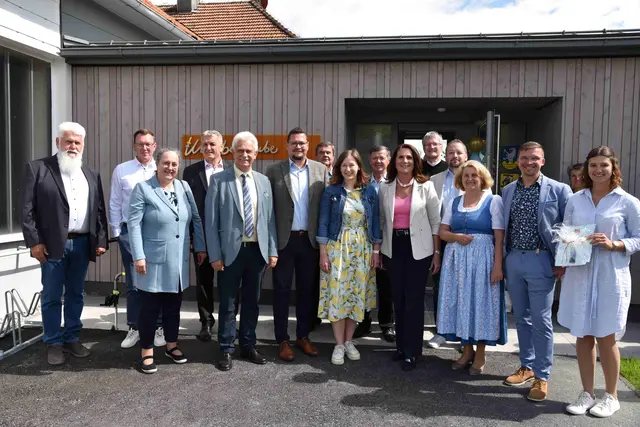 Zahlreiche Ehrengäste feierten die Eröffnung der neuen Krabbelstube in Kallham.  | Foto: Gemeinde Kallham