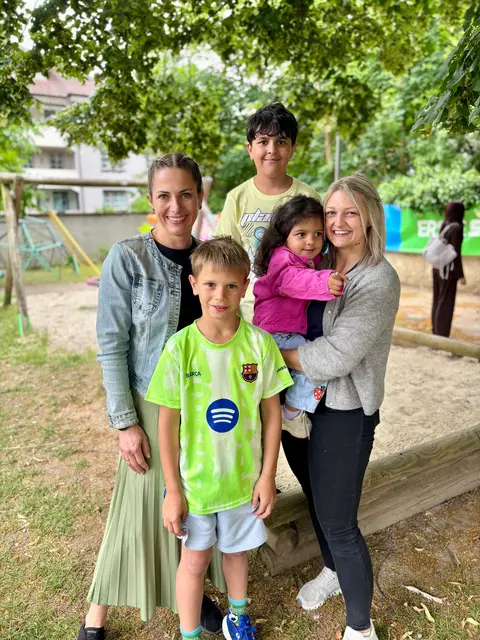 GiZ-Leiterin Sandra Fasching und Lisa Schmied mit Kindern. | Foto: Markus Kahrer