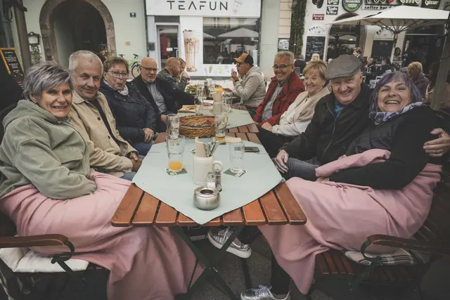 Menschen sitzen am tisch