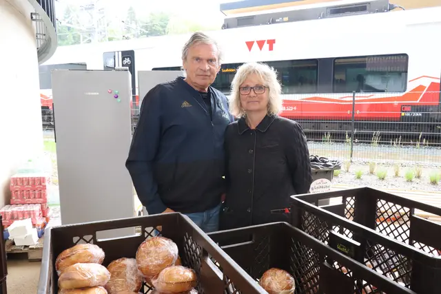 Anni und Roland (ehem. Kiosbetreiber) verteilten Wurstsemmeln und Getränke.  | Foto: Kendlbacher