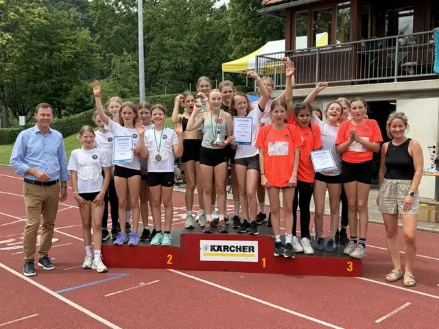 Mit großer Begeisterung verlief das jüngste Bezirkssportfest, das auf der Freizeitanlage in Leibnitz ausgetragen wurde. Bürgermeister Daniel Kos (l.) gratulierte den Sportlerinnen und Sportlern bei der Siegerehrung. | Foto: Gollowitsch