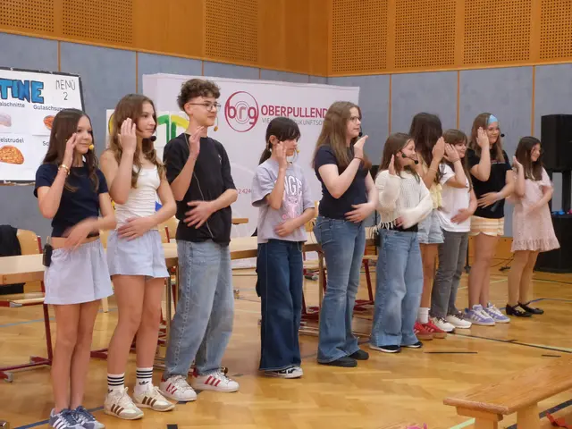 Ein Hauch von Eurovision Song Contest zog durch den Saal: Die Theatergruppe präsentierte eine schwungvolle Choreografie zum Lied "Tanzschein" von COSMÓ. | Foto: Vanessa Wittmann
