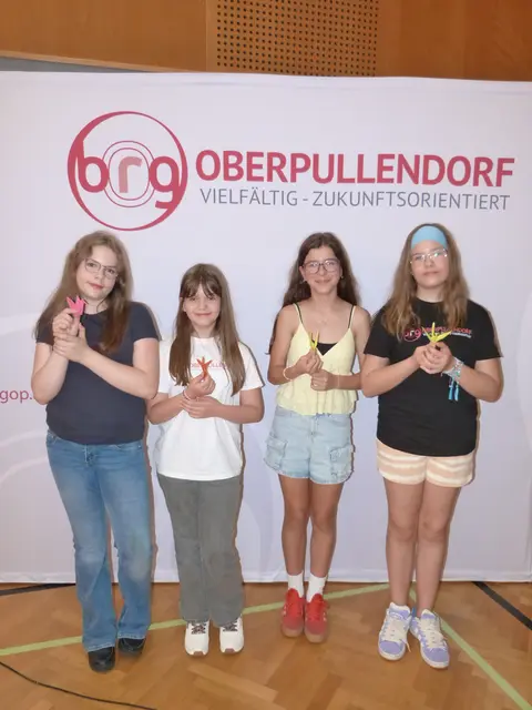 Die Schülerinnen der Theatergruppe des Franz-Liszt-Gymnasiums Oberpullendorf, dabei auch Caterina, Ina, Anita und Laura, begeisterten mit dem Musiktheater "Friedensland Burgenland".  | Foto: Vanessa Wittmann