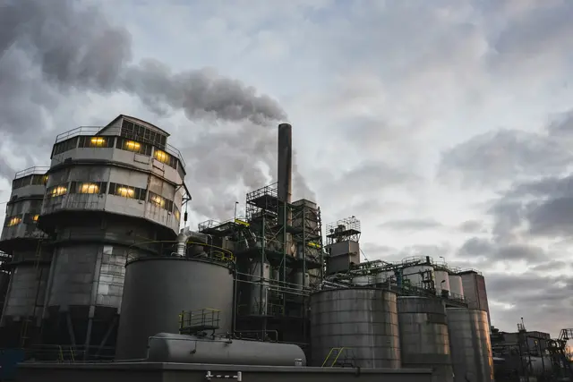 Der Kollektivvertragskonflikt in der Chemischen Industrie ist beendet. In der achten Verhandlungsrunde erzielten die Gewerkschaften Pro-Ge und GPA nach 14-stündigen Gesprächen eine Einigung mit den Arbeitgebervertretern. (Symbolbild) | Foto: Ehud Neuhaus/Unsplash