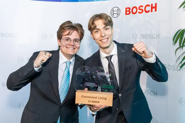 Liam Vendel und Manuel Zauner von der HTL Braunau gingen mit „Ascenta – Guiding your Vision“ in der Kategorie „Connected Living“ als Sieger hervor. | Foto: Bosch/Christian Husar
