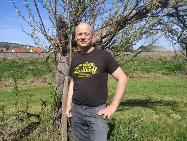 "Wir säen Deine Zukunft" steht auf dem Shirt von Alois Kiegerl, das er gemeinsam mit weiteren Landwirtinnen und Landwirten bei einer Präsentation der Landwirtschaftskammer für bäuerliche Leistungen angezogen hat. | Foto: Kiegerl