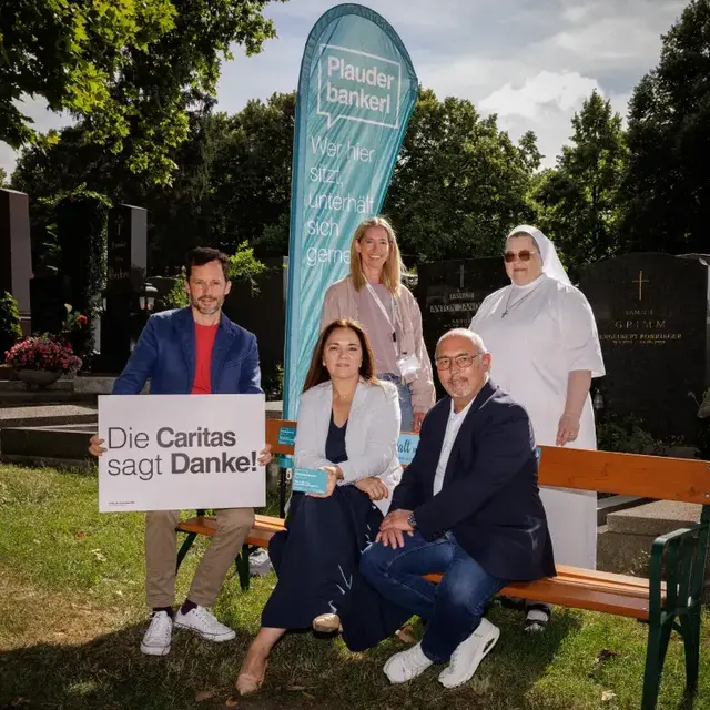 Am Plauderbankerl am Hernalser Friedhof: Renate Niklas von den Friedhöfen Wien (vorne Mitte), Klaus Schwertner von der Caritas der Wiener Erzdiözese (links.) und Bezirksvorsteher Peter Jagsch (vorne rechts, SPÖ). | Foto: Friedhöfe Wien/Harald Lachner