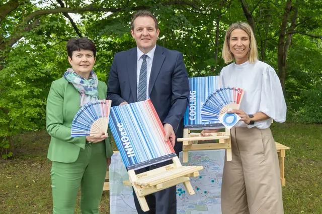 (v.l.) Caritas-Direktorin Elisabeth Rathgeb, Landesrat René Zumtobel und Stadträtin Janine Bex im Garten des Caritas-Integrationshauses, wo die erste INN-Oase zu finden ist. | Foto: © Stadt Innsbruck/F.Bär