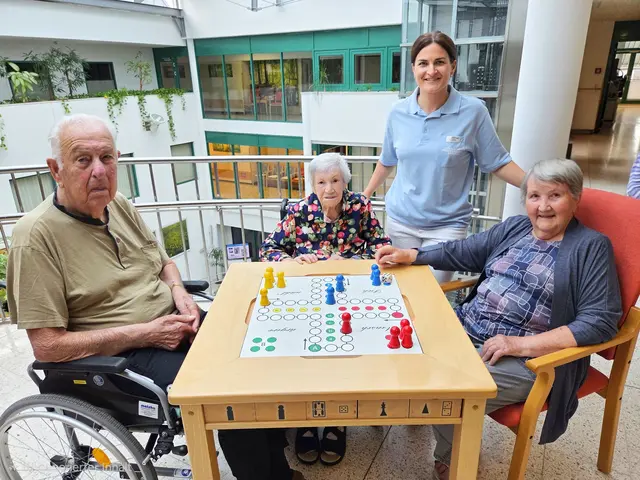 Gemeinsame Spiele gehören zu den beliebten regelmäßigen Aktivitäten im Haus. Sie 
fördern das Miteinander, sorgen für Abwechslung und schaffen schöne gemeinsame 
Momente – vlnr.: Bewohner Johann Dolezal, Bewohnerin Mathilde Bach, Managerin EA Iris 
Lastro, Bewohnerin Franziska Lindmaier. | Foto: PBZ Gänserndorf