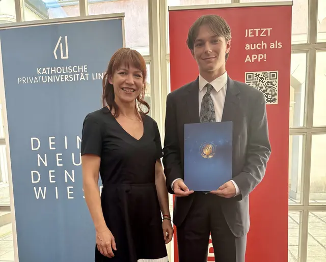 Raphael Gruber mit Abschlussarbeits-Betreuerin Nadja Weilig. | Foto: Katholische Privat-Universität Linz