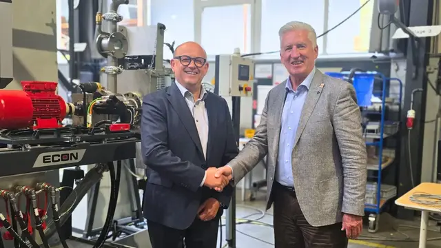 Econ-Gründer Gerhard Hehenberger (r.), und der neue Geschäftsführer Friedrich Rechberger (l.) im international erfolgreichen Betrieb in Weißkirchen an der Traun.
 | Foto: Econ