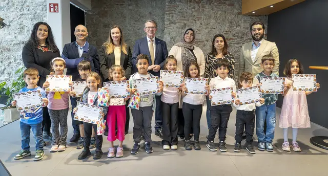 e:du Projektkoordinatorin Birkena Bullaku, Integrationskoordinator der Stadt Wiener Neustadt Can Grundner, Sanida Dajic (Integration), ÖVP-Integrationsstadtrat Franz Piribauer, die Familienbesucherinnen Dilek Güzel und Semra Gümüs sowie Integrationsgemeinderat Kanber Demir (Liste Demir) mit den Kindern und ihren Urkunden.
 | Foto: Stadt Wiener Neustadt/Weller