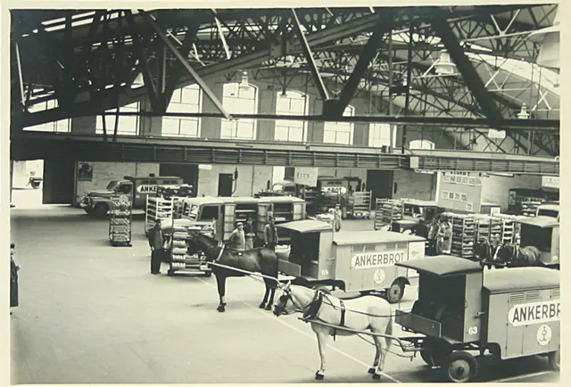 Eine Postkarte zeigt die Expedithalle der Ankerbrotfabrik um 1930. Der Kunst- und Kulturverein Brotfabrik sucht nach Erinnerungen an die Favoritner Institution. | Foto: Brotfabrik Wien