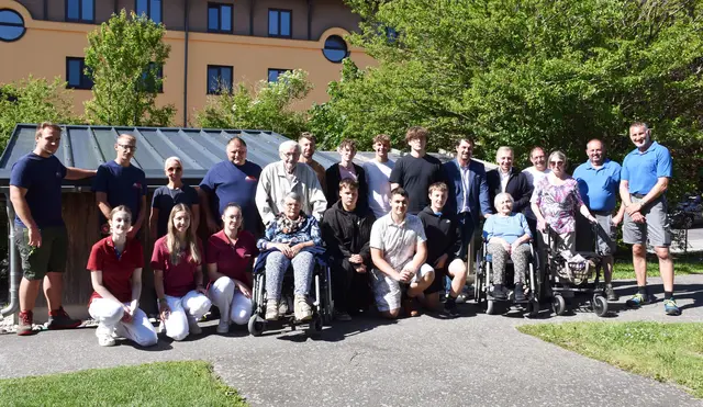 1. Reihe: Emma Wagner (FSJ), Lara Fraißl (FSJ), Lea-Marie Winkler (Praktikantin),  Stefanie Dafert (Bewohnerin), Yannick Zeilinger (Schüler), Michael Hofbauer (Schüler), Jakob Wais (Schüler), Maria Zwettler (Bewohnerin) und Herta Nitsch (Bewohnerin).
2. Reihe: Daniel Koller (Firma Pfeiffer-Koller), Martin Kollmann (Mitarbeiter Firma Koller�Pfeiffer), Margit Koller-Pfeiffer (Chefin Firma Koller-Pfeiffer), Christian Forster (Mitarbeiter Firma Koller Pfeiffer), Willibald Stark (Bewohner), Martin Litschauer (Lehrer), Niklas Kainrath (Schüler), Elias Steiger (Schüler), Marvin Leitner (Schüler), Rainer Hirschmann  (Kaufmännischer Direktor PBZ), Bürgermeister Josef Ramharter, Thomas Fraißl (Direktor PTS), Herbert Ritter (Haustechniker) und Jürgen Dangl (Haustechniker) | Foto: PBZ Waidhofen/Thaya