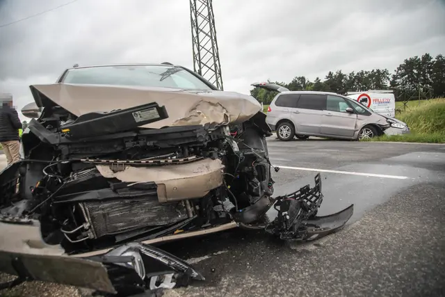 Im Kreuzungsbereich Paschinger Straße/Eichenstraße in Marchtrenk forderte ein Pkw-Crash zwei Verletzte. | Foto: laumat.at