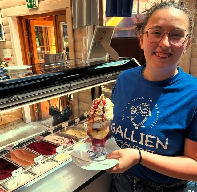 Besonders vielfältig präsentiert sich das Angebot in der Eisvitrine, in der bis zu 16 Sorten Platz finden. | Foto: Gallien