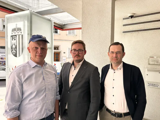 Landwirt Roland Scheinecker zieht mit Rechtsanwalt Benjamin Biberhofer und seinem Tierarzt Raphael Höllerer in Linz gegen die BH Wels-Land vor Gericht. | Foto: MeinBezirk