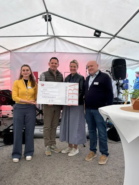 Für die Stadtgemeinde Neulengbach nahmen Bürgermeister Jürgen Rummel und Stadtamtsdirektorin Annemarie Kröss den 1.000-Euro-Gutschein entgegen. | Foto: Magdalena Deskovic / MeinBezirk