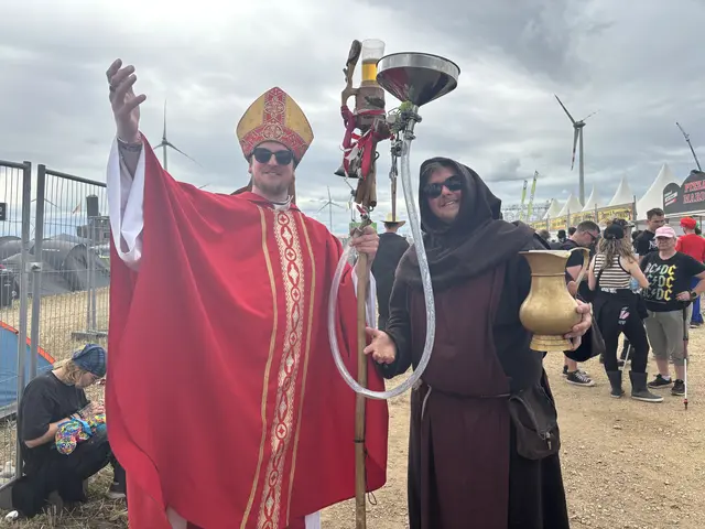 Nova Rock 2026, Tag zwei: Die Festivalbesucherinnen und -besucher machen sich auf den Weg zu den Bühnen. | Foto: Jennifer Flechl / MeinBezirk