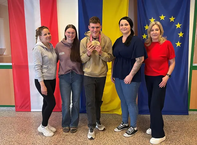 Yvonne Maitz, Lena Ofner, Paralympicssieger Johannes Aigner, Sabrina-Bianca Berger und Klassenvorständin Christa Schober. | Foto: GUKPS Neunkirchen