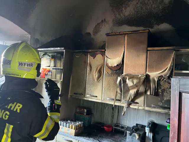 Das Feuer brach in der Küche der Wohnung am Marktplatz aus. | Foto: Bezirksfeuerwehrkommando Güssing