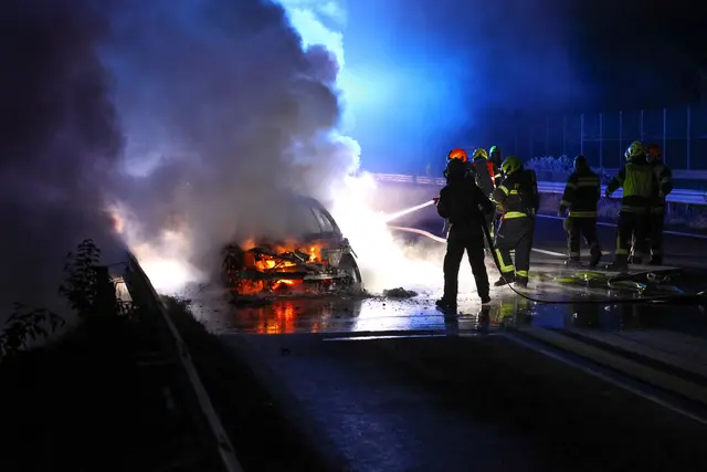 Nicht mehr viel übrig: Ein Pkw brannte auf der A25 bei Weißkirchen komplett aus. | Foto: laumat.at